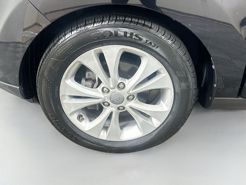 Used 2015 Black Kia Plus image 28