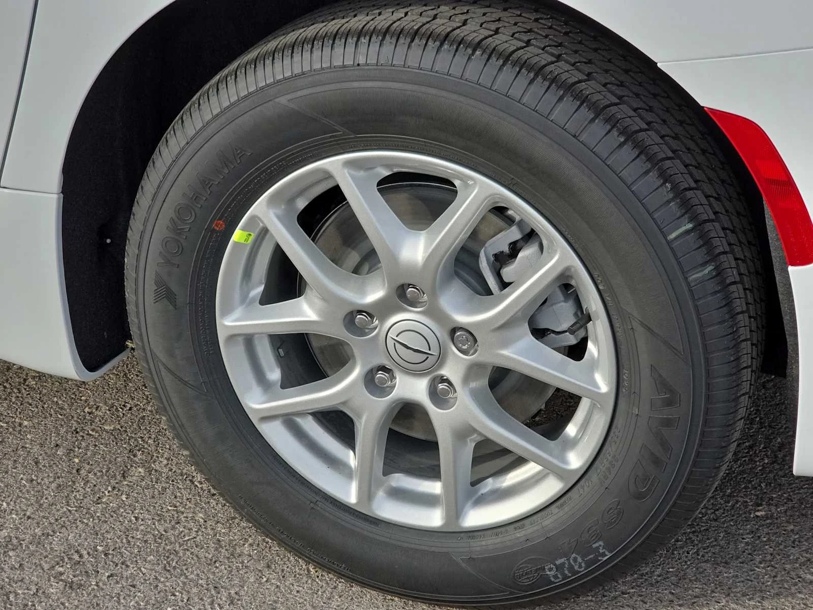 New 2026 Bright White Clear-Coat Exterior Paint Chrysler Select image 9