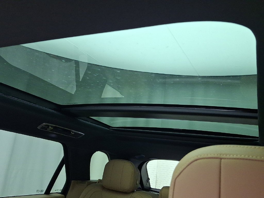 New 2027 Fuji White Land Rover SE image 11