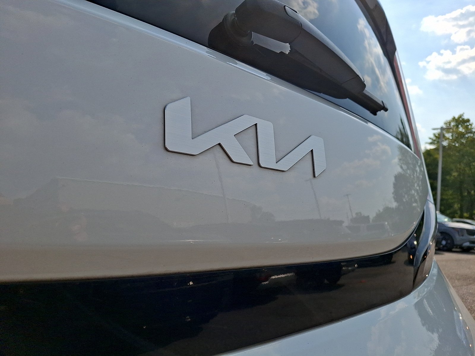 Certified Used 2025 Snow White Pearl Kia LX image 29