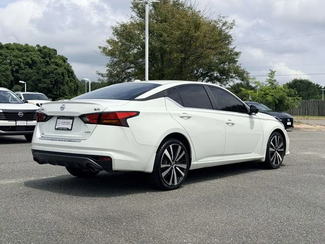 Used 2021 White Nissan 2.5 SR image 2