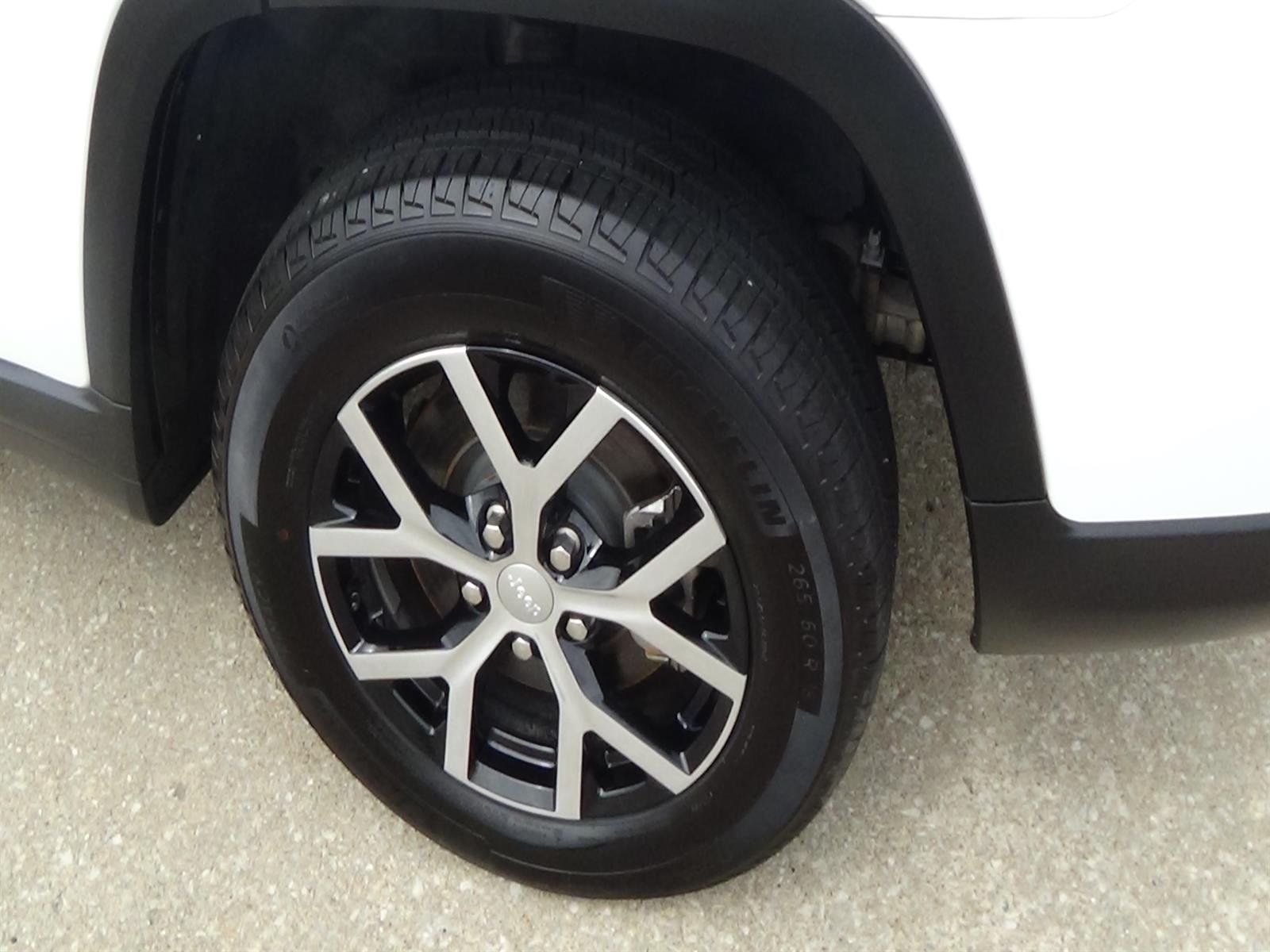 Certified Used 2025 Bright White Clear Coat (pw7) Jeep Limited image 9
