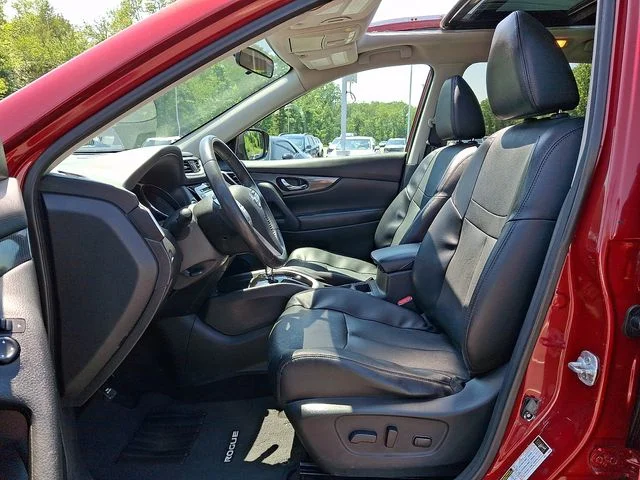 Used 2016 Red Nissan SL image 14