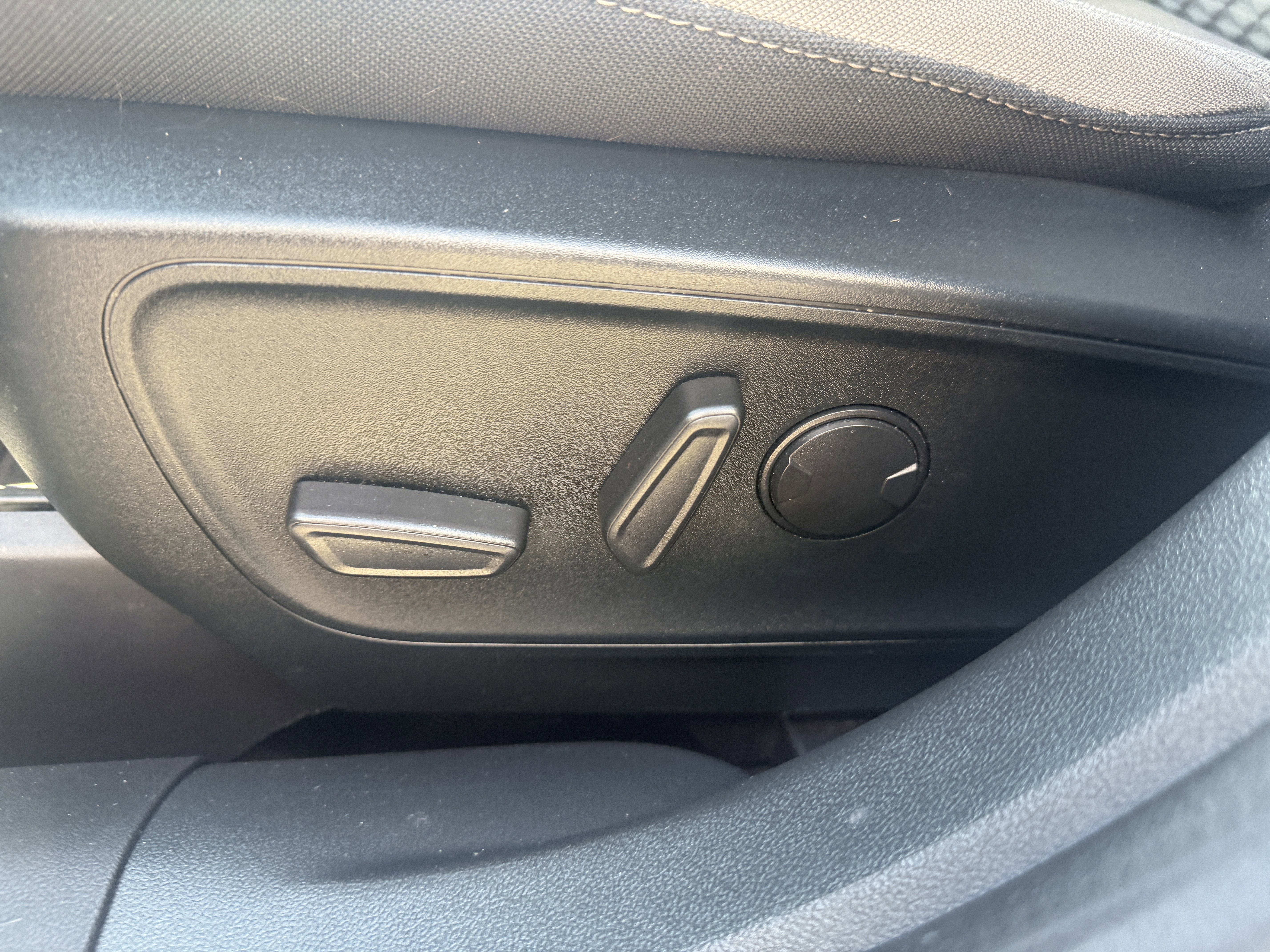 Used 2021 Oxford White Ford SE image 30