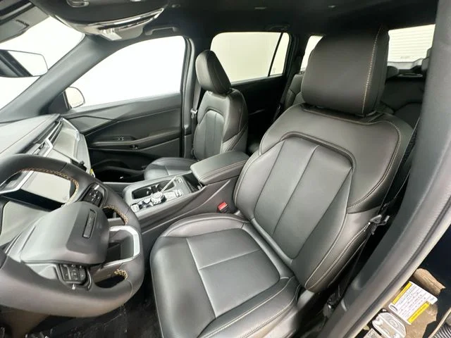 New 2026 Diamond Black Crystal Pearlcoat Jeep Laredo image 14