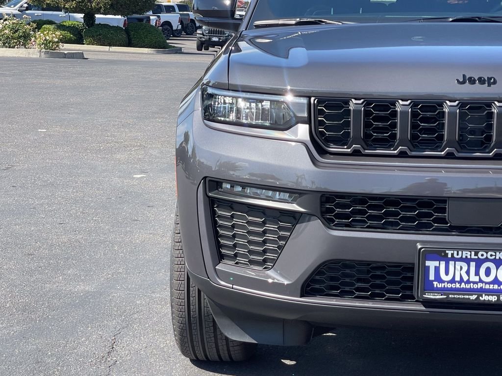 New 2026 Baltic Gray Metallic Clear-Coat Exterior Paint Jeep Limited image 4