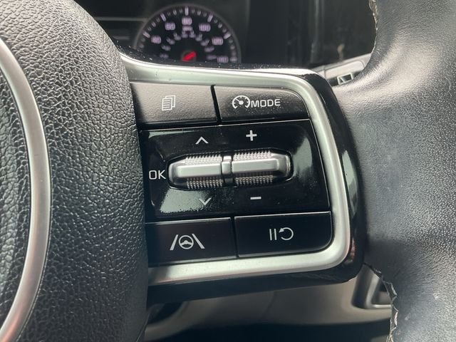Used 2021 White Kia S image 19