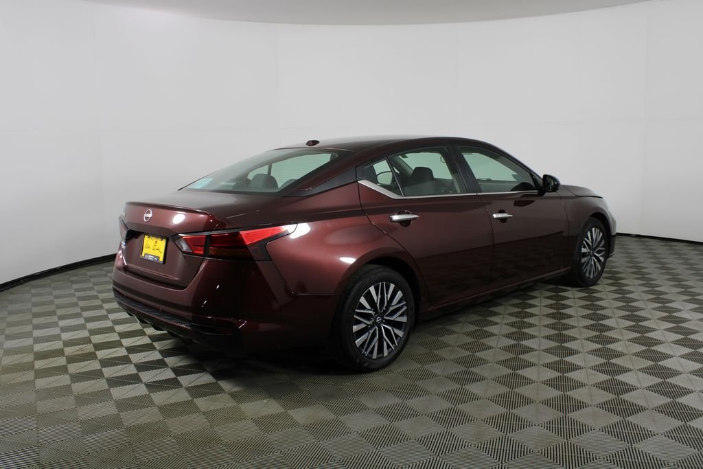 Used 2025 Red Nissan 2.5 SV image 5