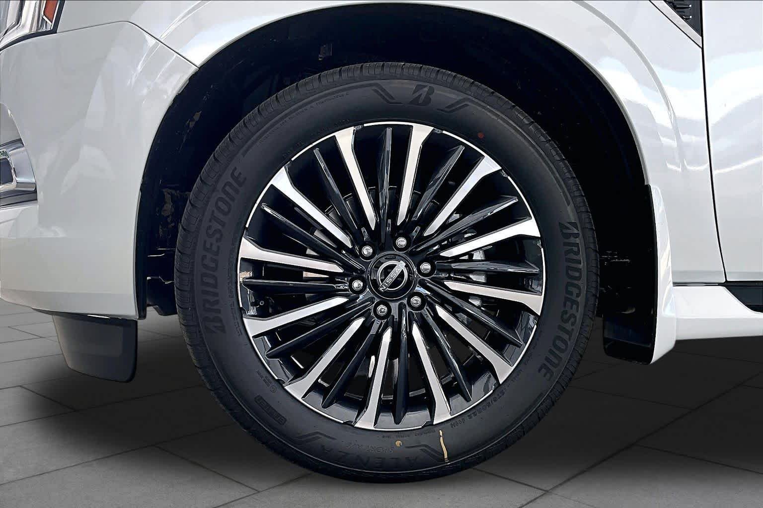New 2026 Everest White TriCoat / Super Black Two-tone Nissan Platinum Reserve image 9