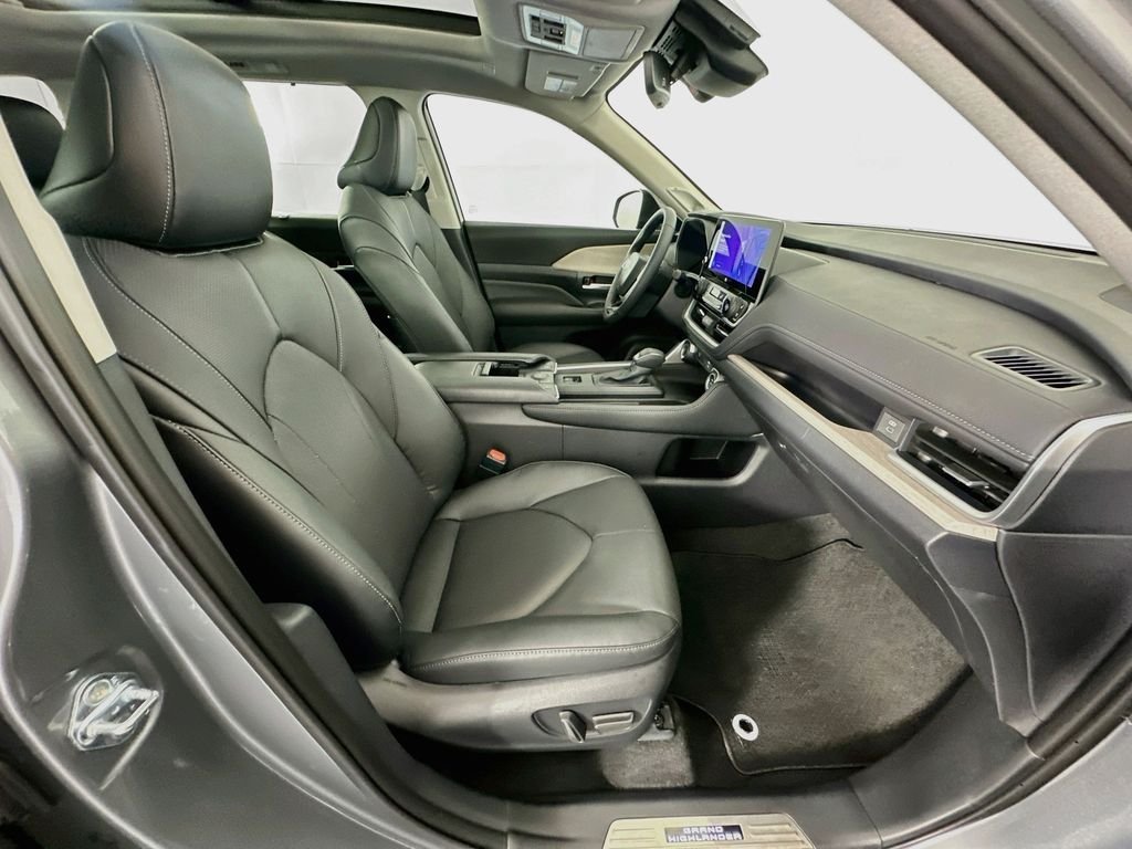 Used 2026  Toyota Limited image 28