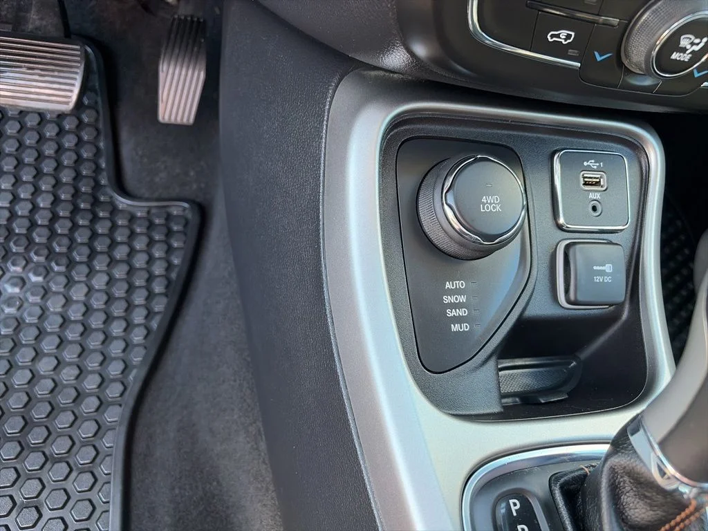 Certified Used 2020 Red Jeep Latitude image 27