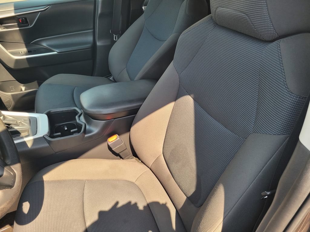 2022 Toyota RAV4 LE - Photo 15