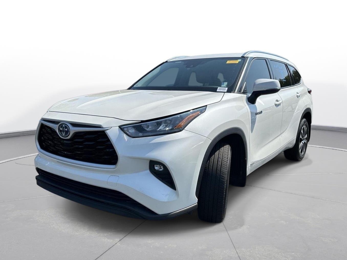 Used 2020 Blizzard Pearl Toyota XLE image 2