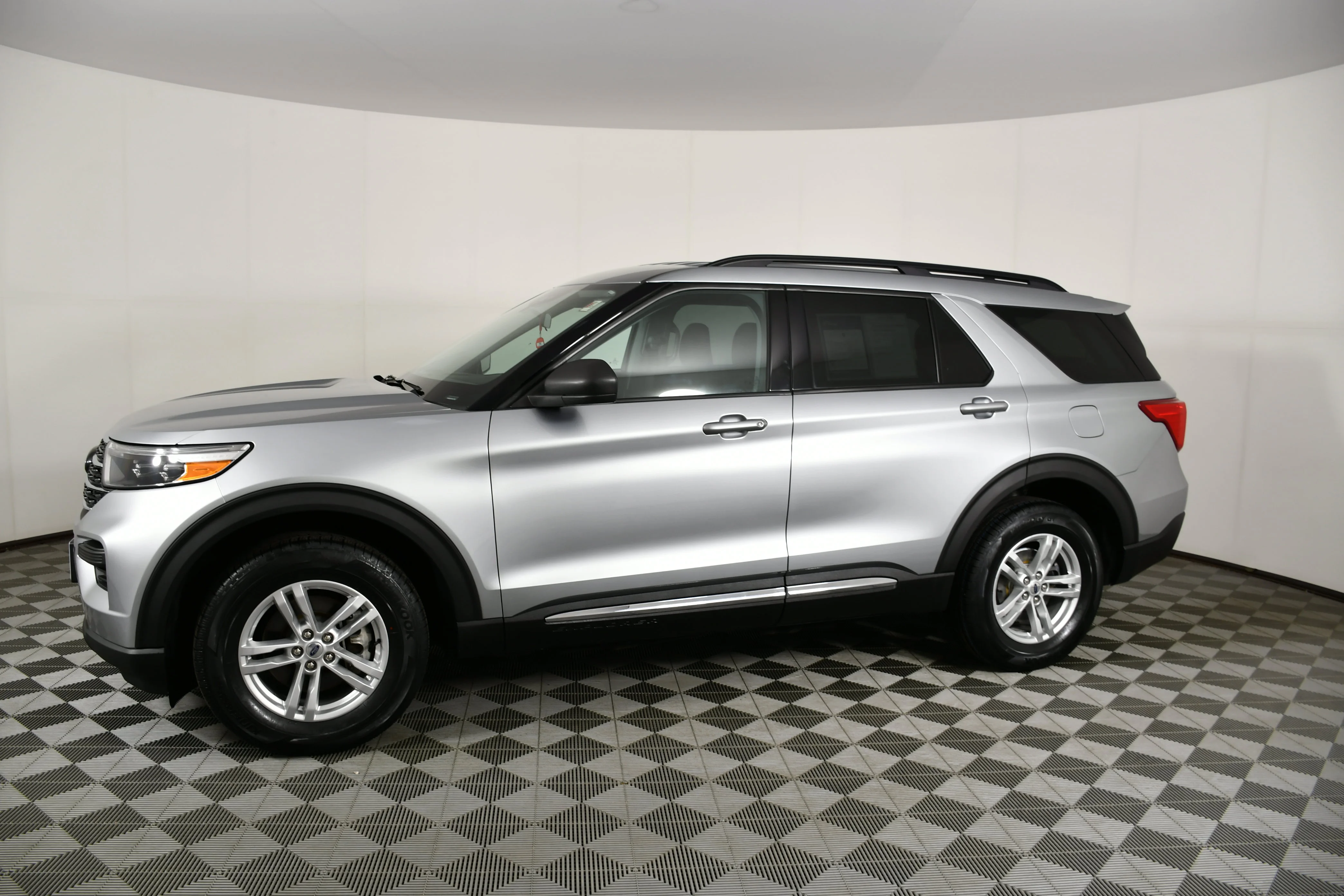 Used 2023 Silver Metallic Ford XLT image 9