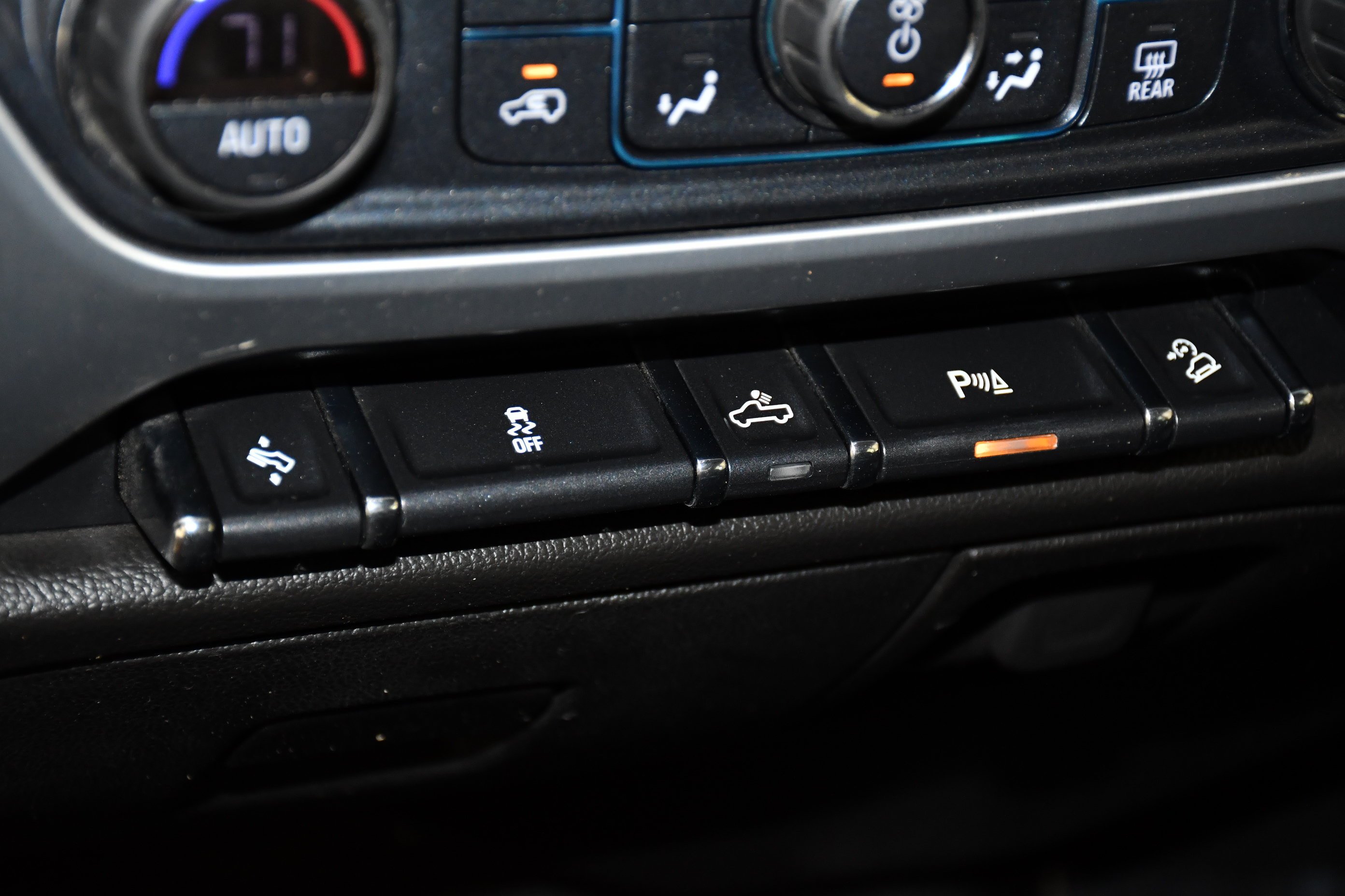 Used 2018 Summit White GMC SLE image 27