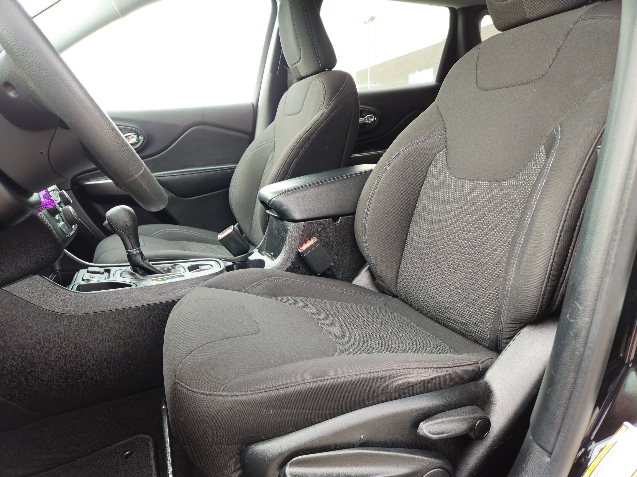 Used 2020 Diamond Black Crystal Pearlcoat Jeep Latitude image 15