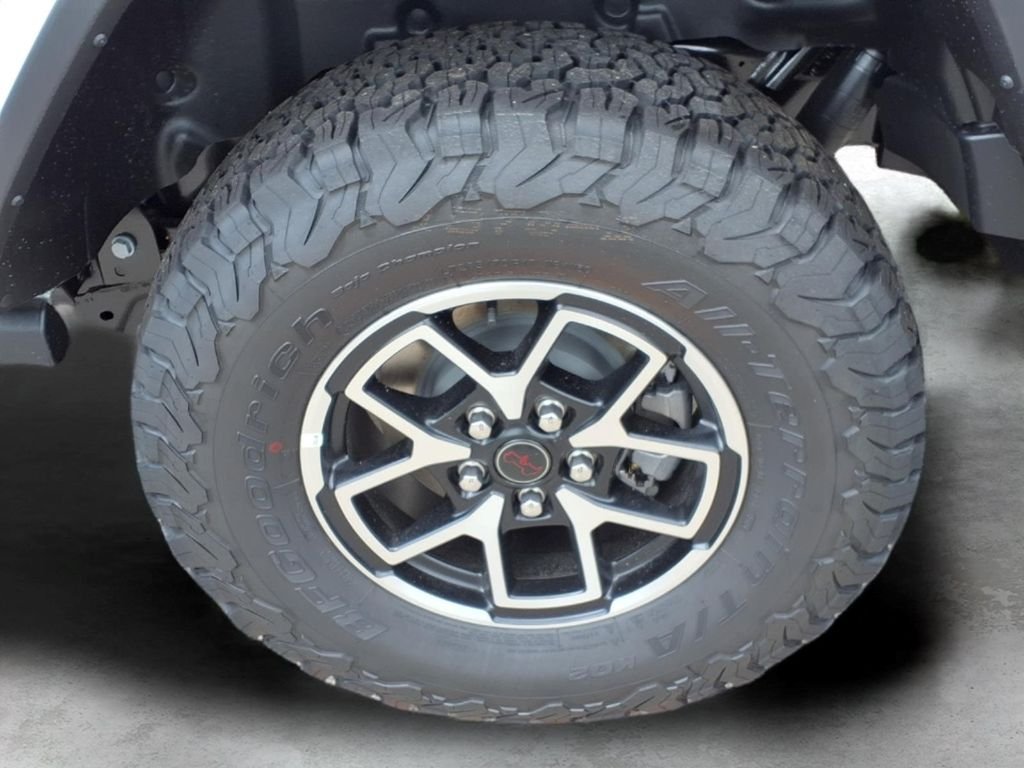 New 2026 Bright White Clear-Coat Exterior Paint Jeep Rubicon image 7