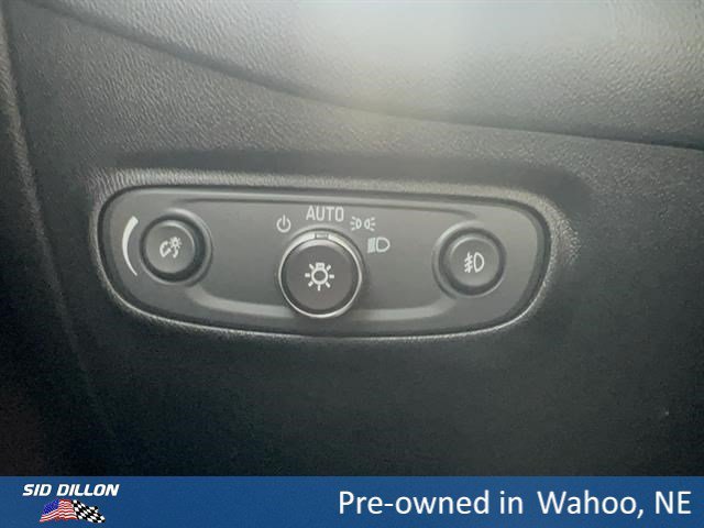Used 2019 Iridescent Pearl Tricoat Chevrolet Premier image 12