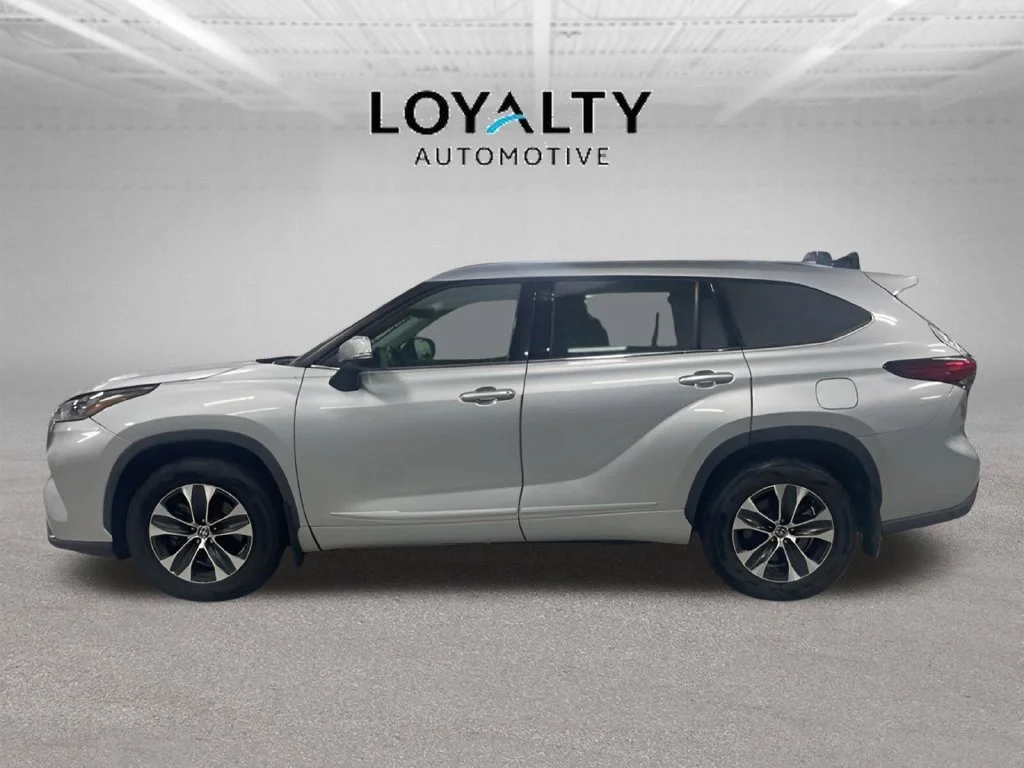 Used 2020 Silver Toyota XLE image 2