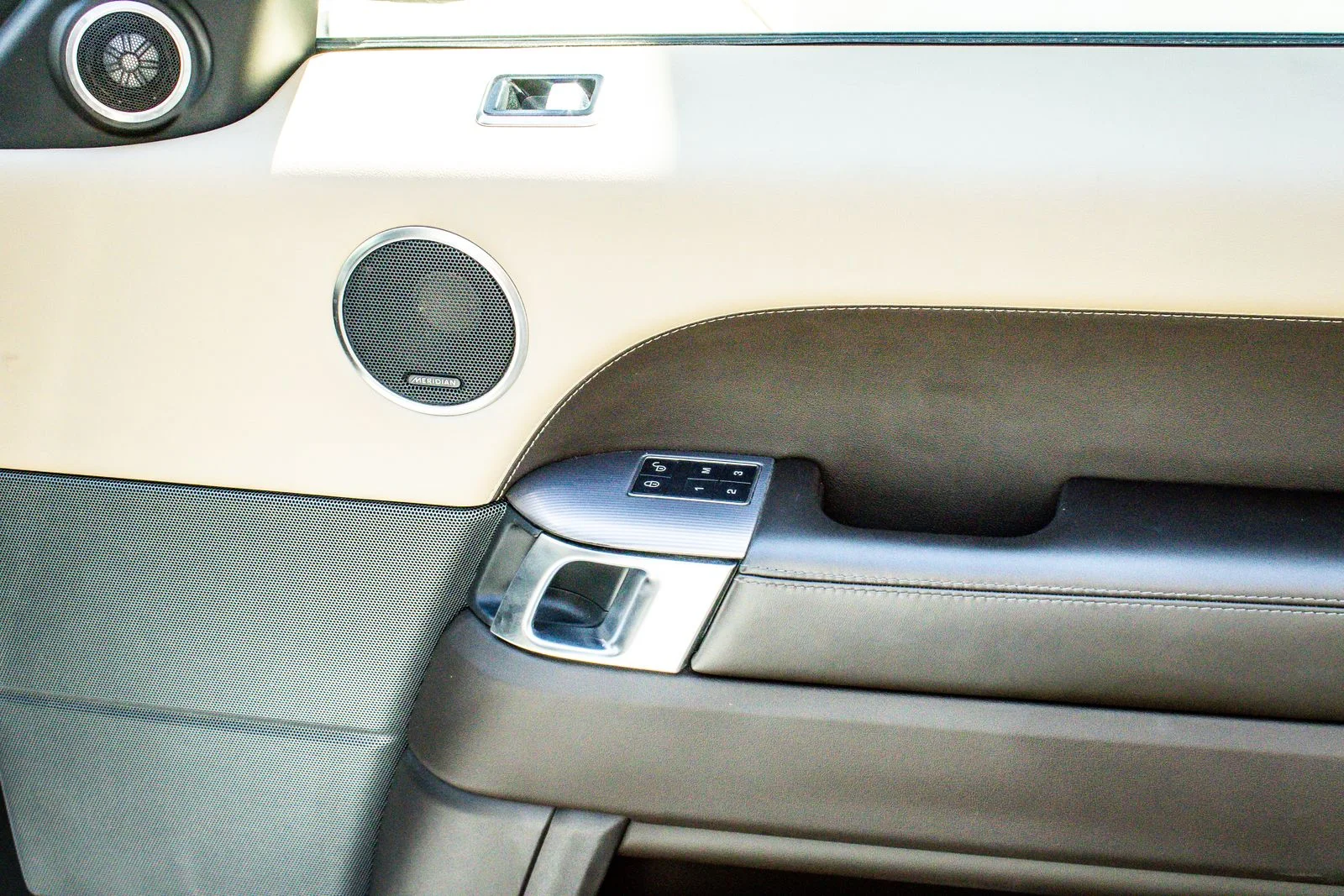 Used 2019 White Land Rover HSE image 22
