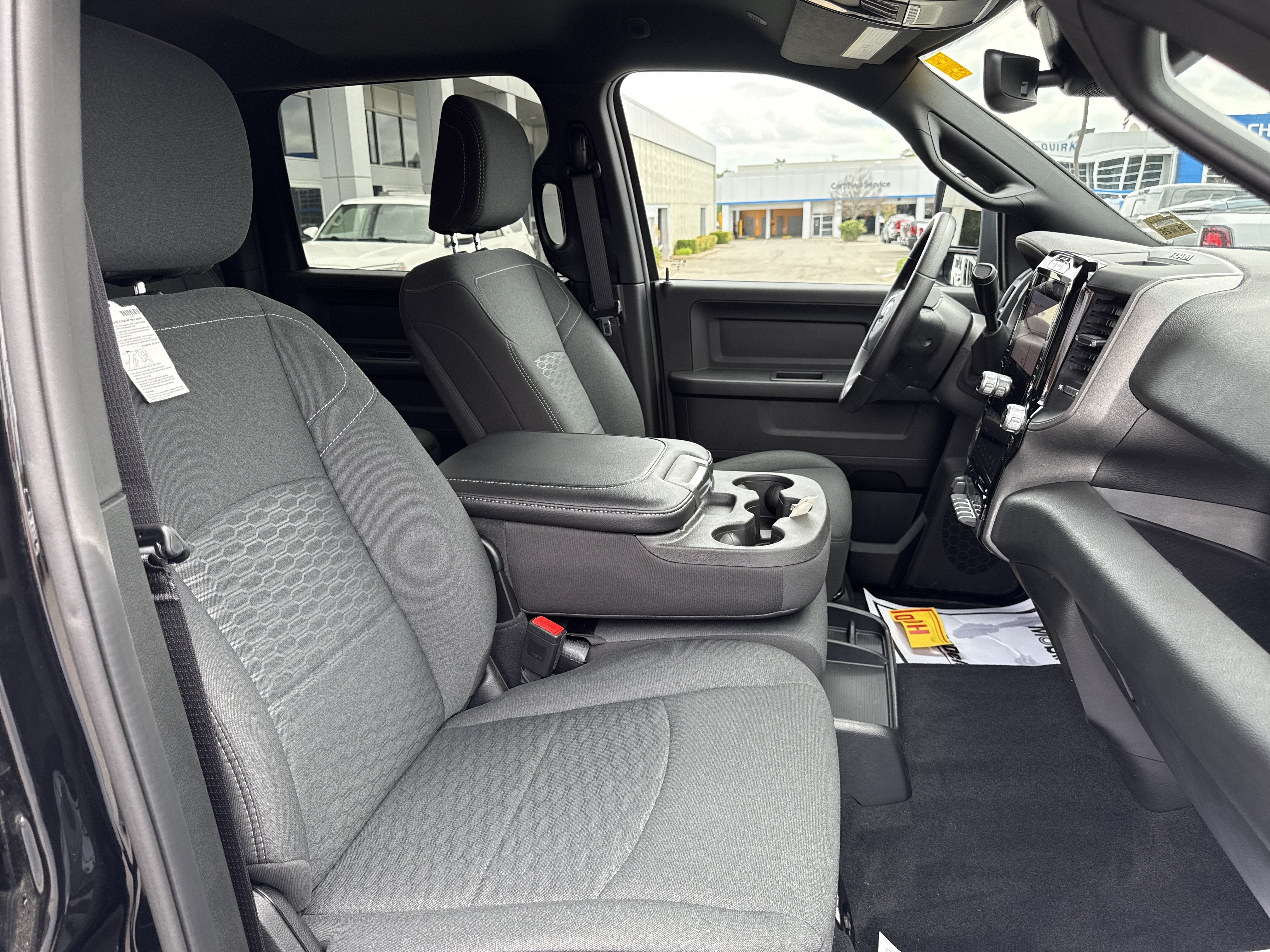 New 2026 Diamond Black Crystal Pearl-Coat Exterior Paint RAM Tradesman image 17