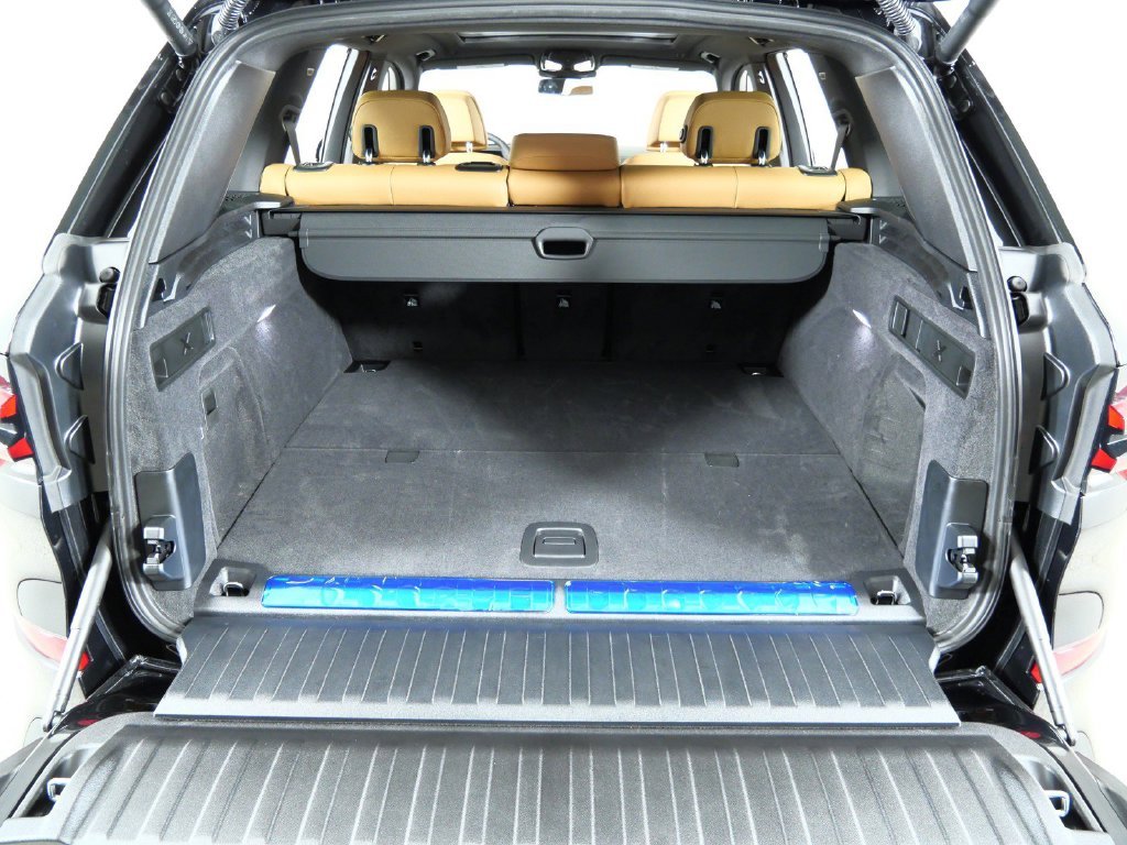 New 2026 Black Sapphire Metallic BMW xDrive50e image 28
