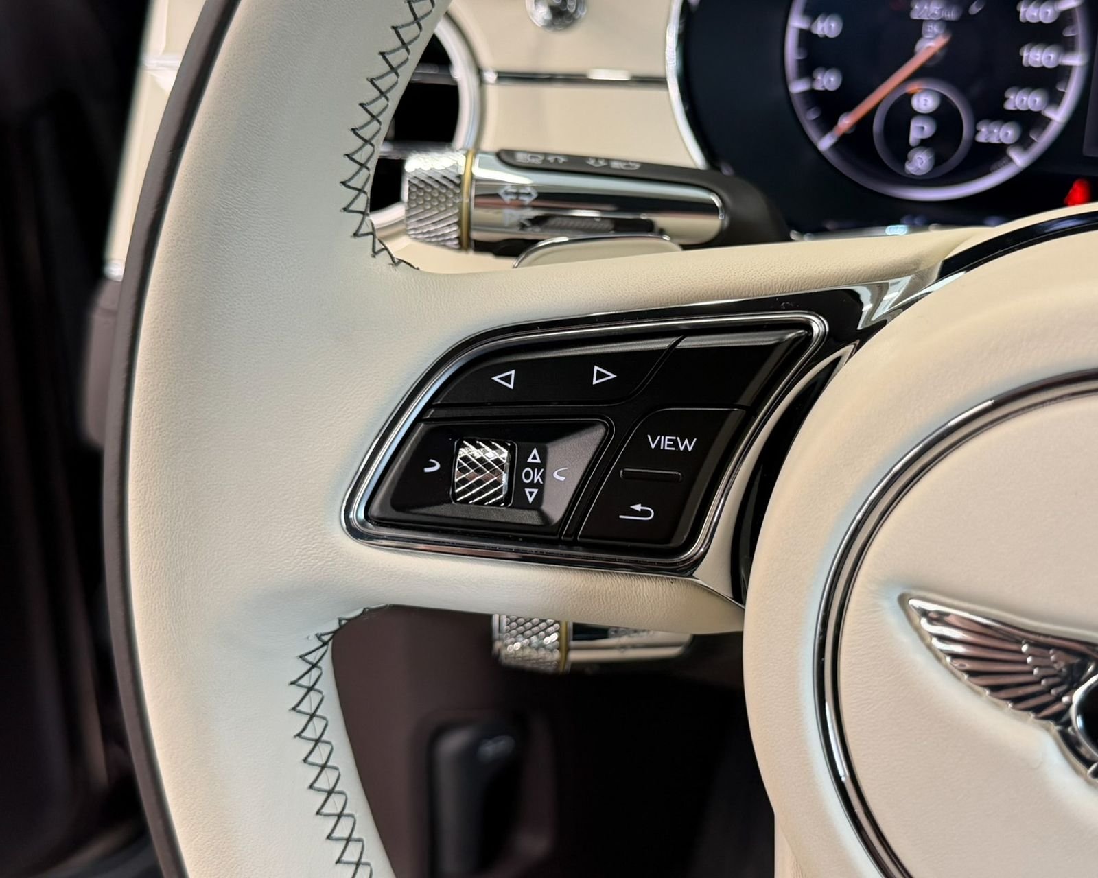Used 2023 Brown Bentley V8 image 25