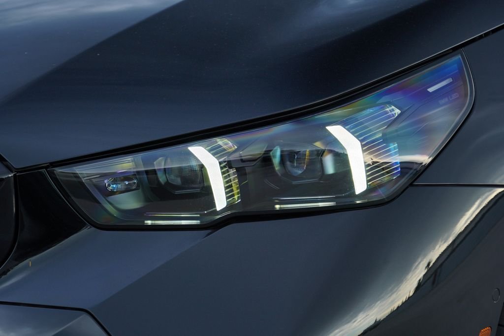 New 2027 Black Sapphire Metallic BMW 530i image 4