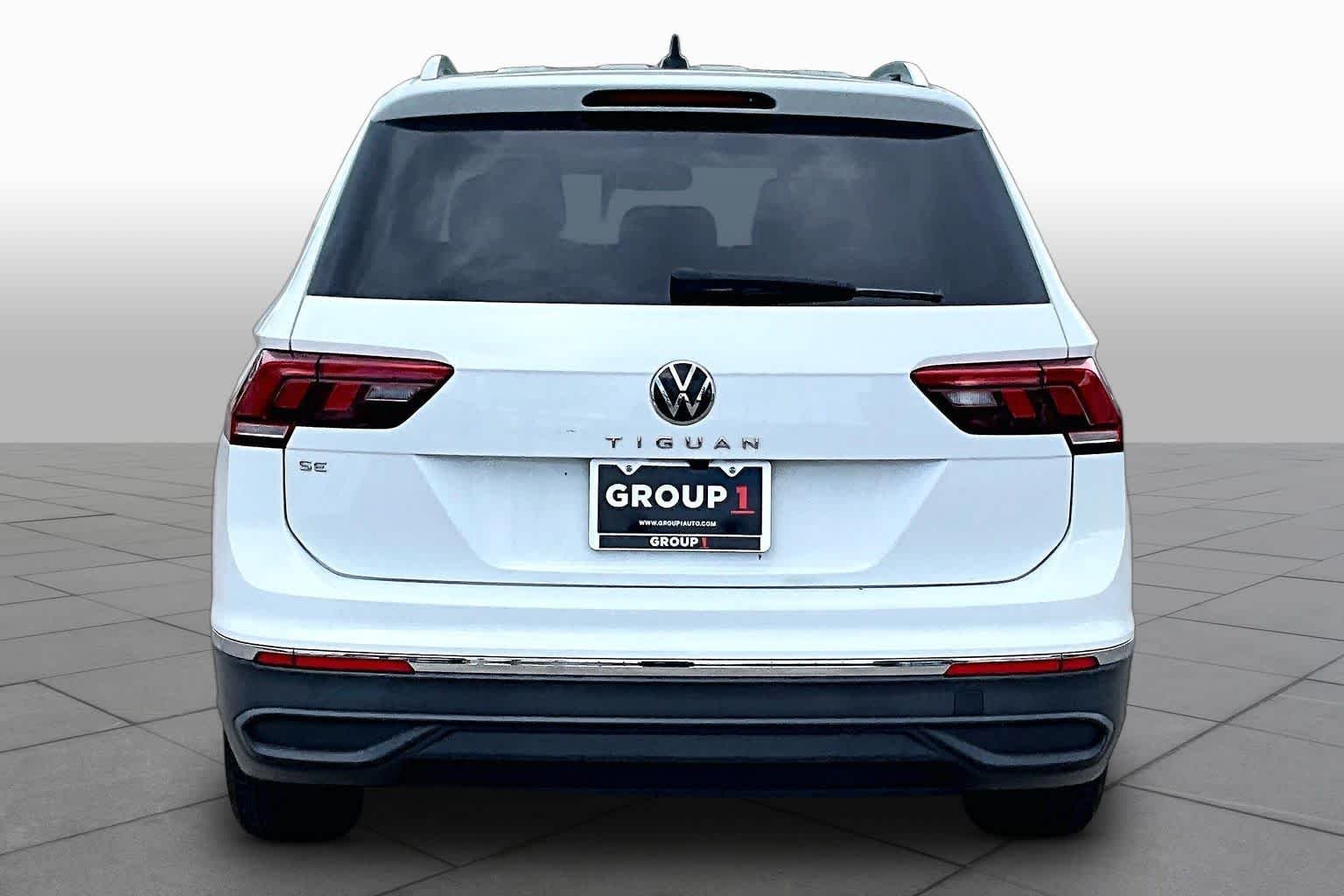 Used 2024 Pure White Volkswagen SE image 4