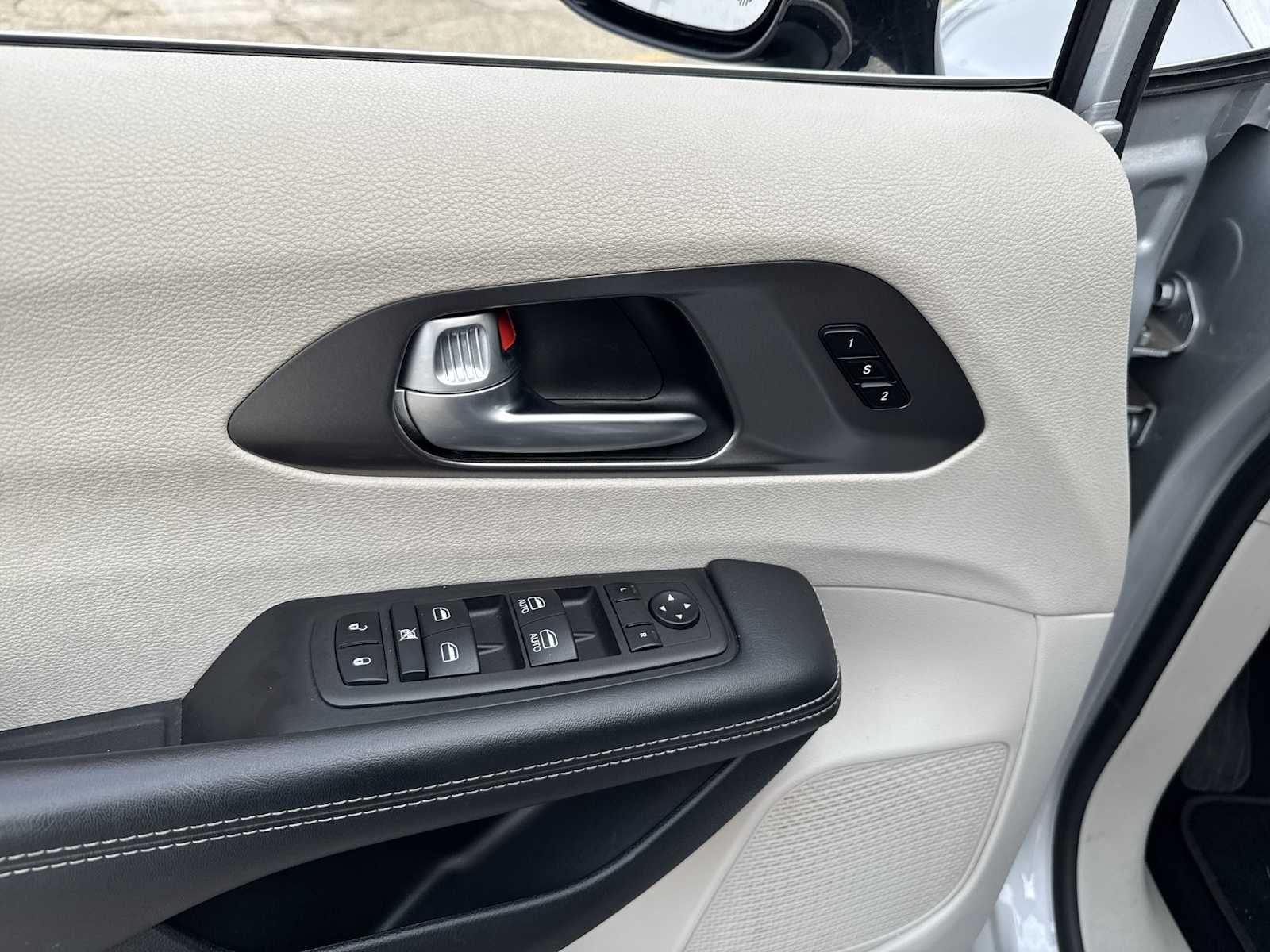 Used 2024 Silver Chrysler Touring L image 12