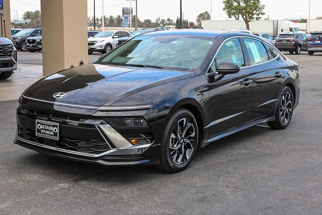 Certified Used 2025 Black Hyundai SEL image 3