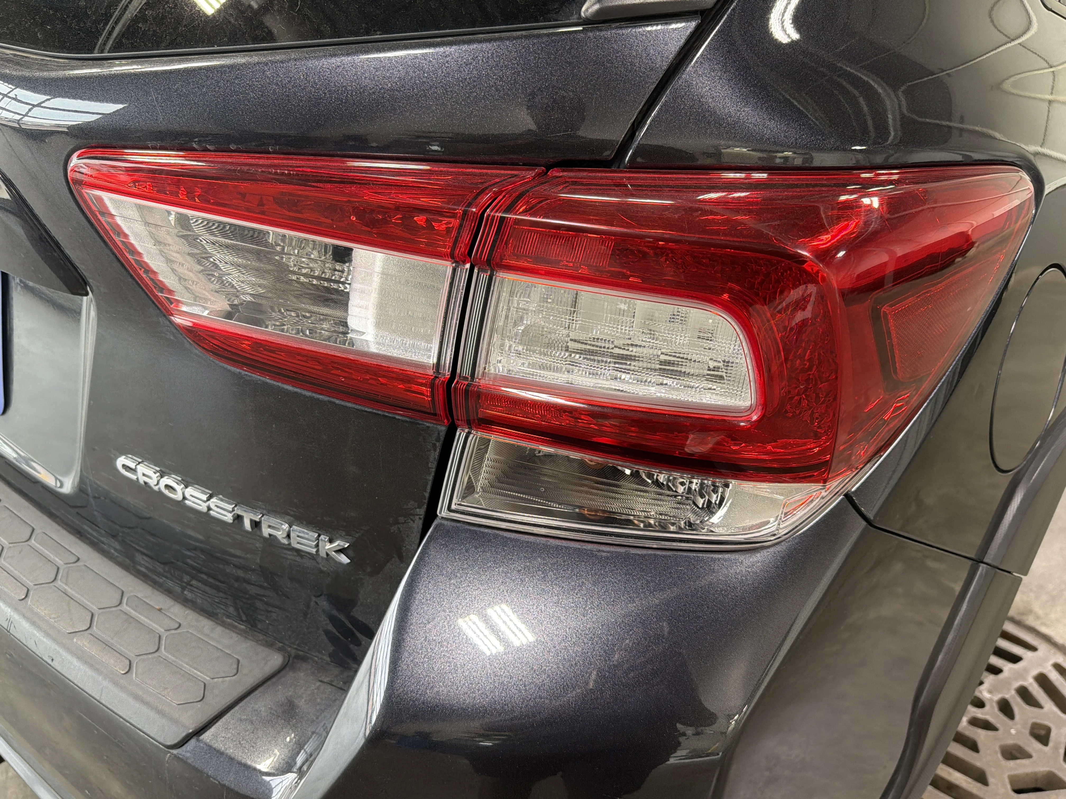 Used 2018 Dark Gray Metallic Subaru Premium image 9