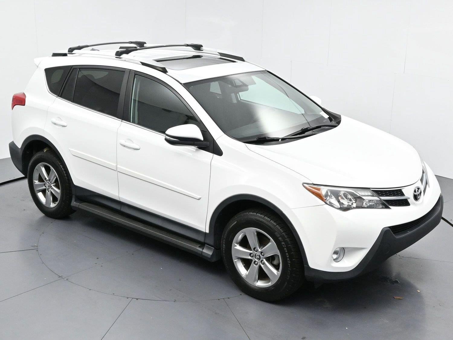Used 2015 Super White Toyota XLE image 34