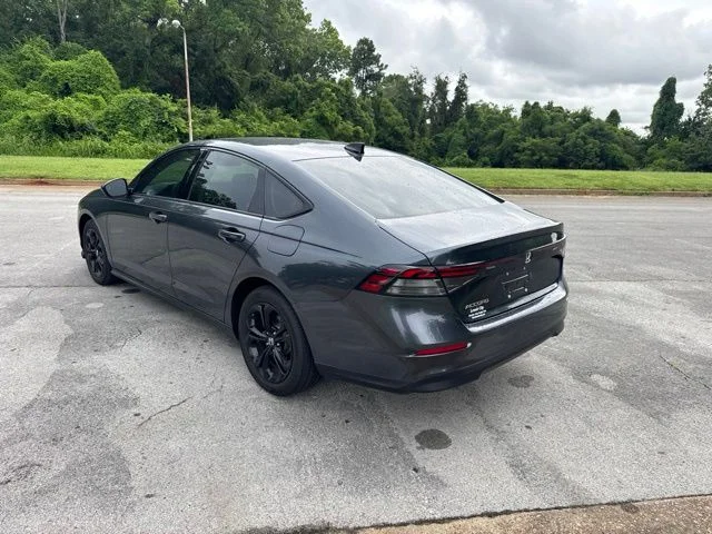Used 2025 White Honda SE image 5