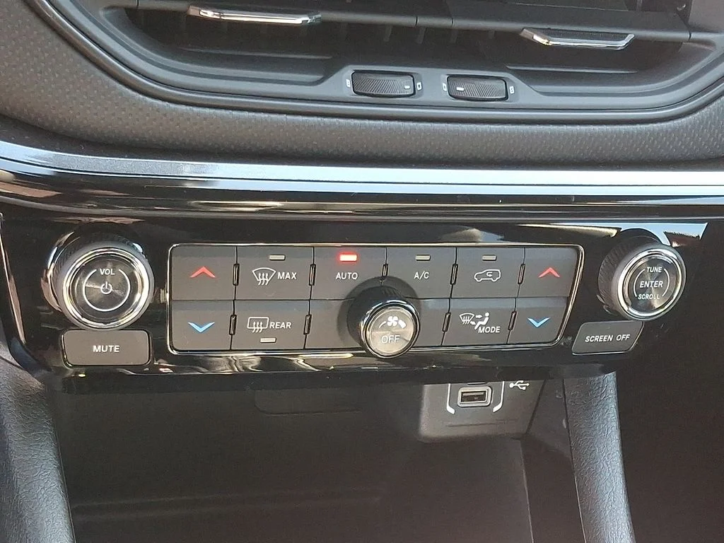 New 2026 Red Hot Pearl-Coat Exterior Paint Jeep Latitude image 11
