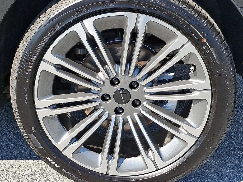 New 2026  Land Rover Dynamic SE image 5