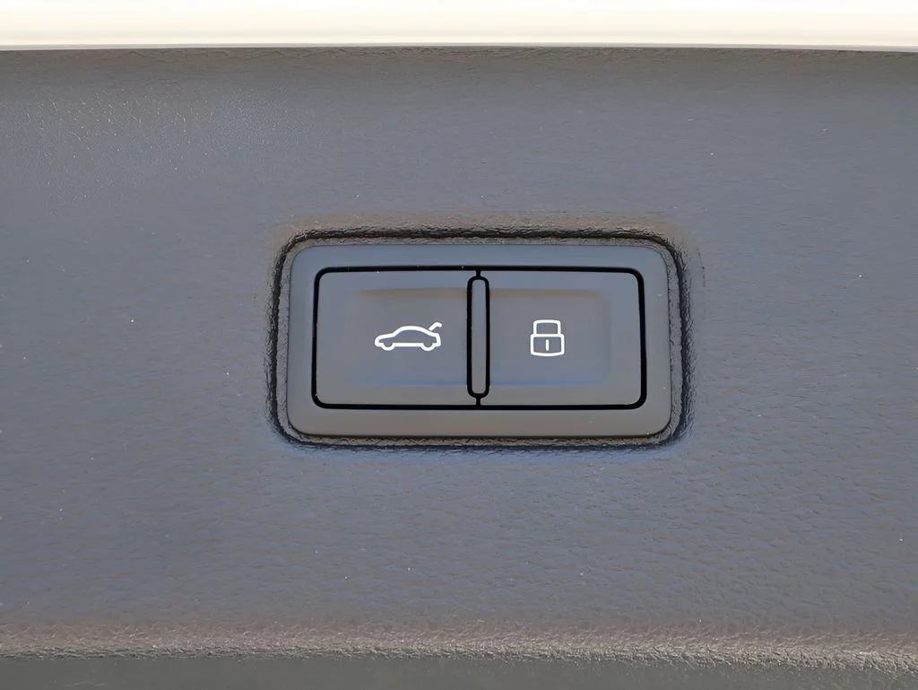 Used 2025  Audi 55 Premium Plus image 18
