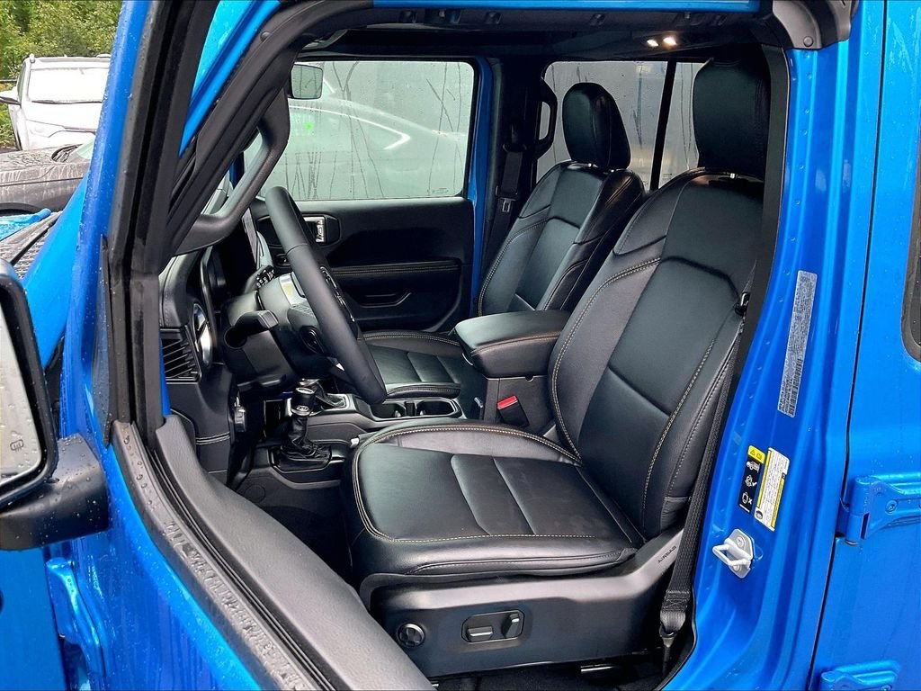 Used 2025 Hydro Blue Pearl Coat Jeep Sahara image 10