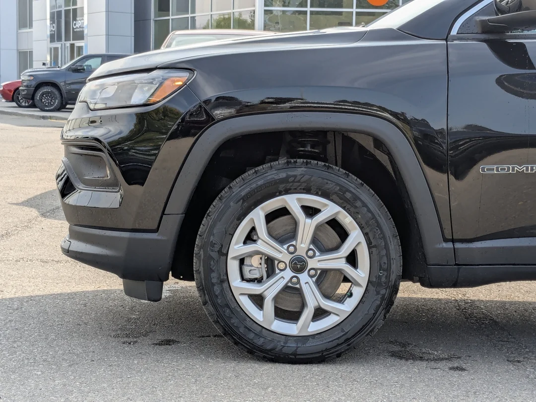 New 2025 Black Jeep North - - 4X4 - 4.99% O.A.C - Heated seats - Forward Collision Warning & More! image 9
