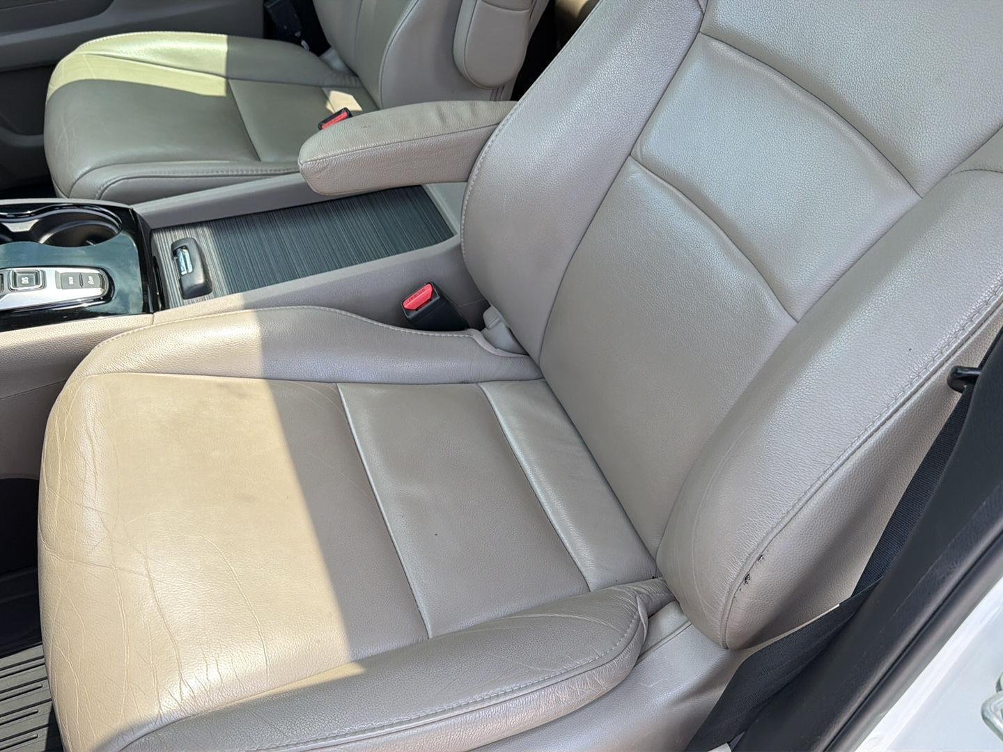 Used 2019 White Diamond Pearl Honda Touring w/Rear Captain