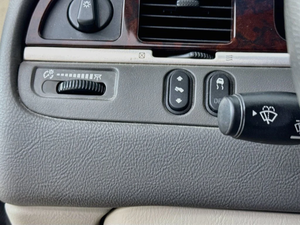 Used 2007 White Lincoln Signature image 10