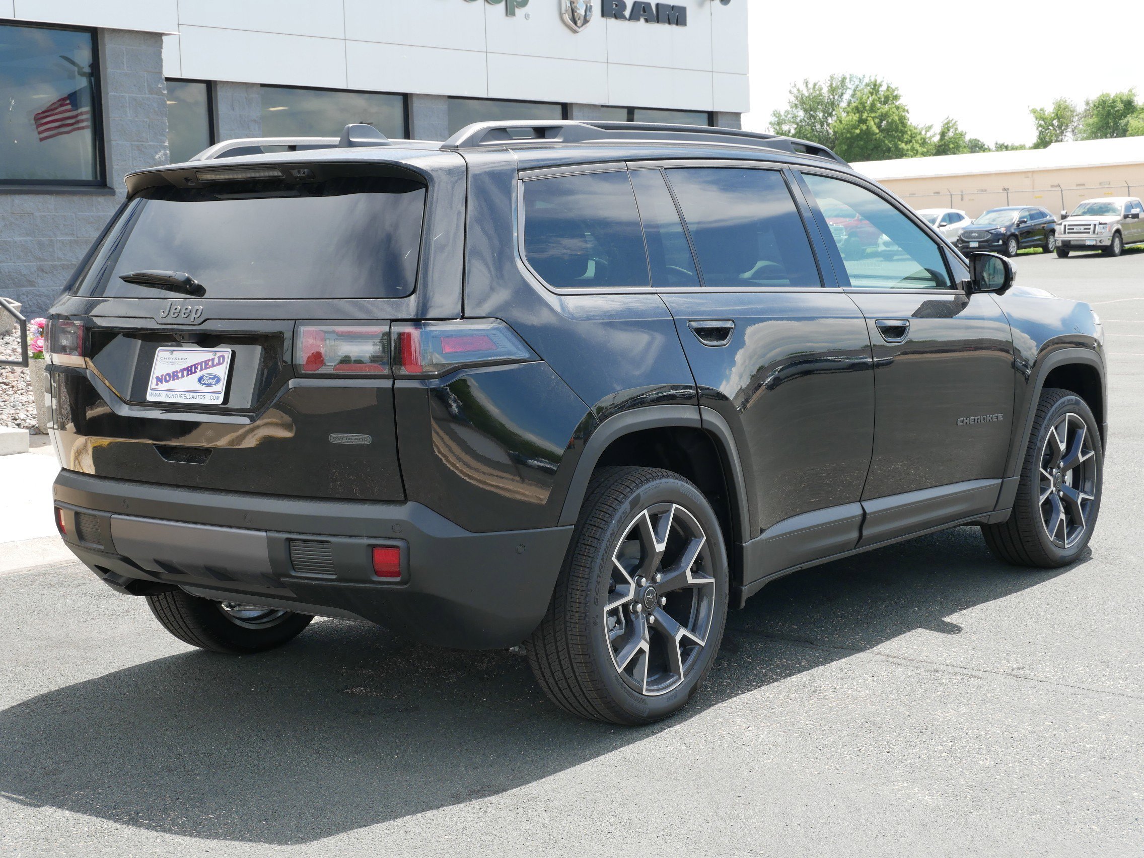 New 2026 Diamond Black Crystal Pearl-Coat Exterior Paint Jeep Overland image 7