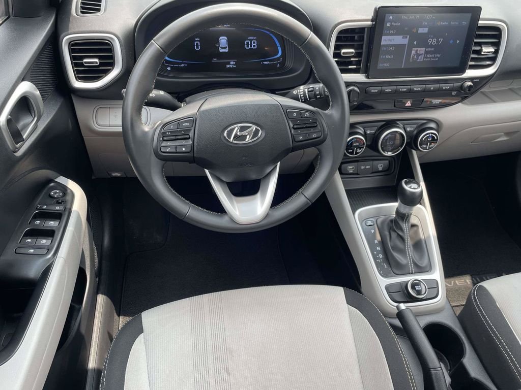 Used 2025 White Hyundai SEL image 9