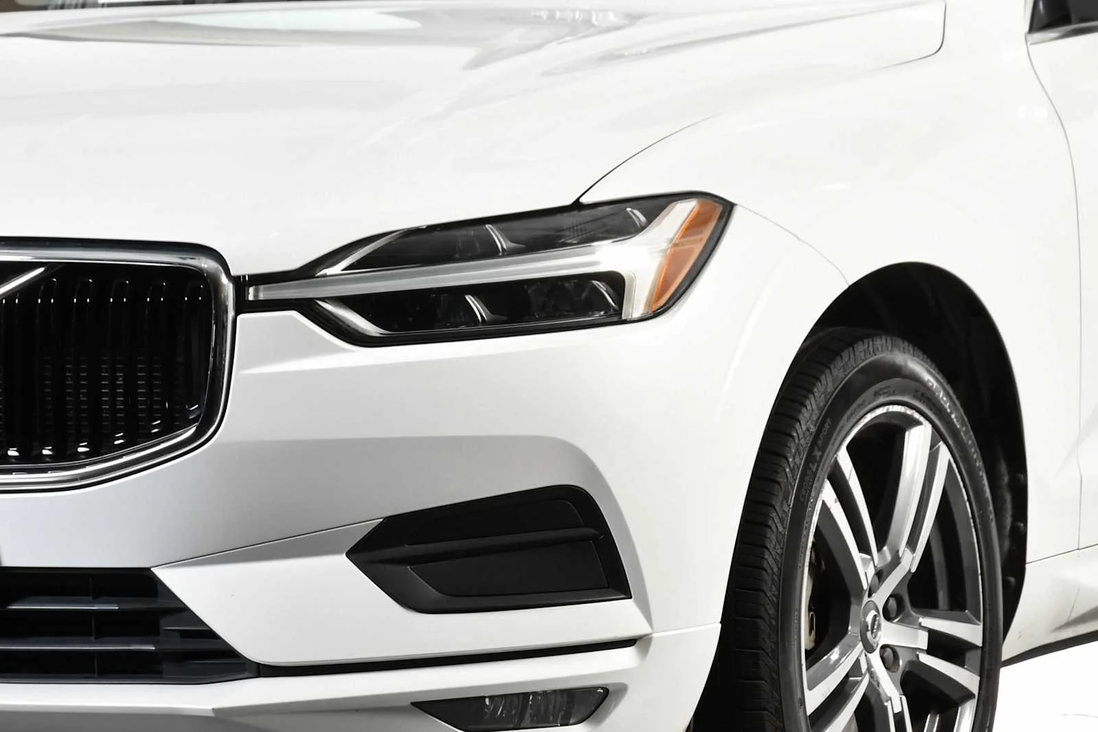 Used 2021 Crystal White Metallic Volvo Momentum image 9