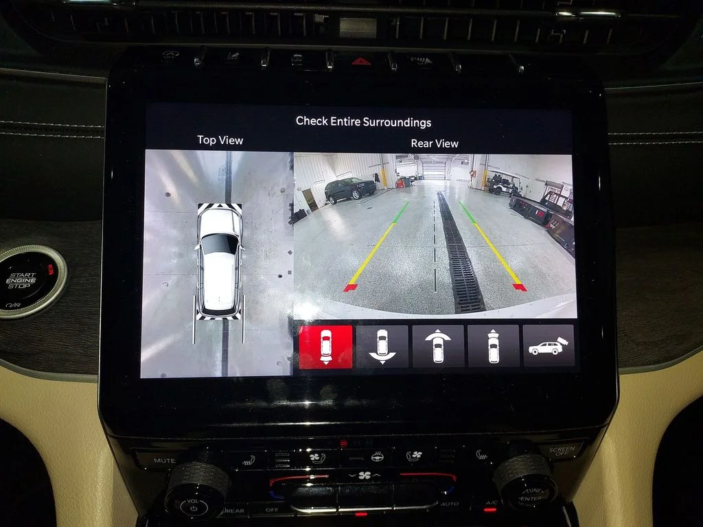 Used 2023 White/off-white Jeep Limited image 23