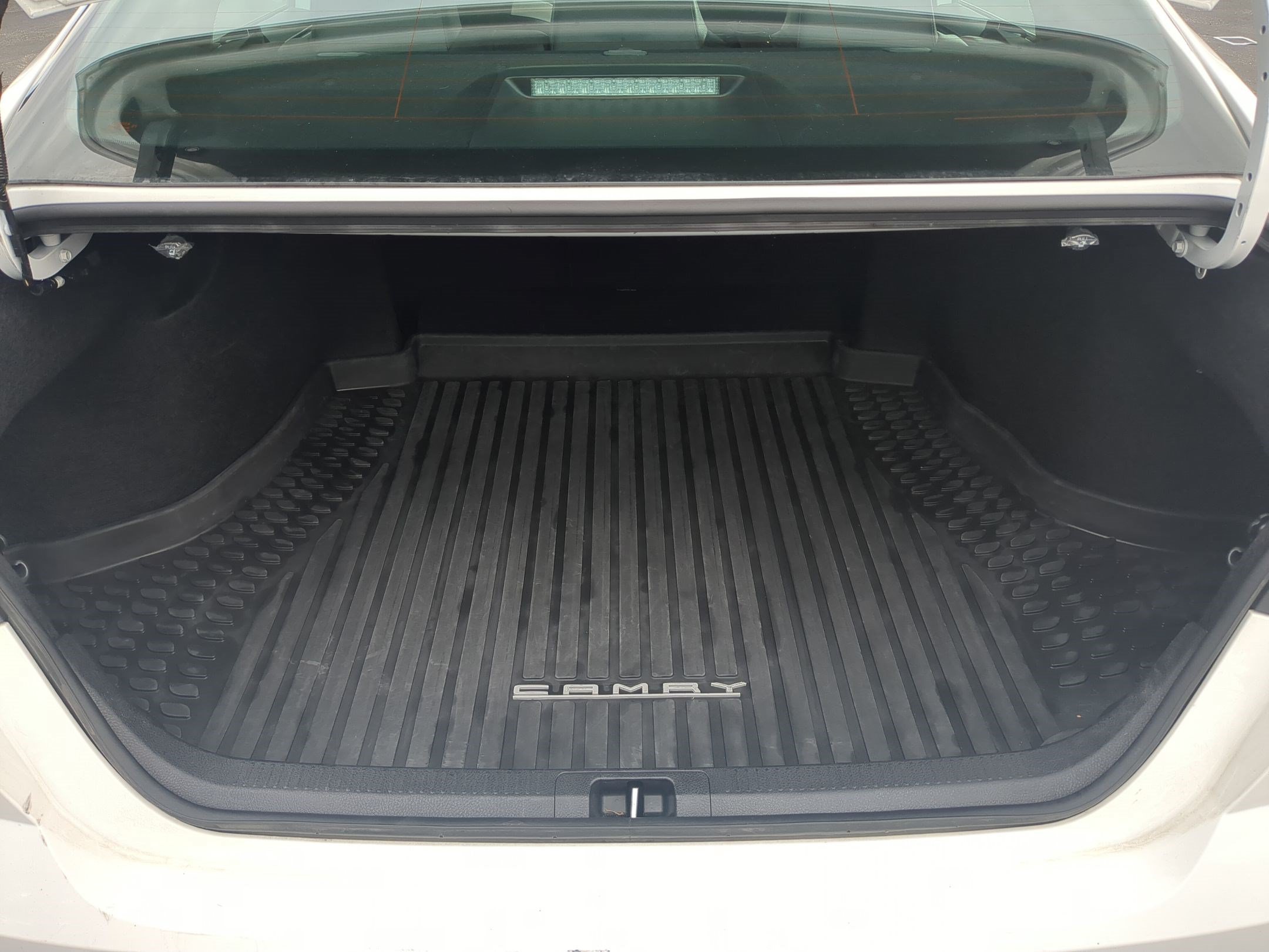 Used 2025 Ice Toyota LE image 31
