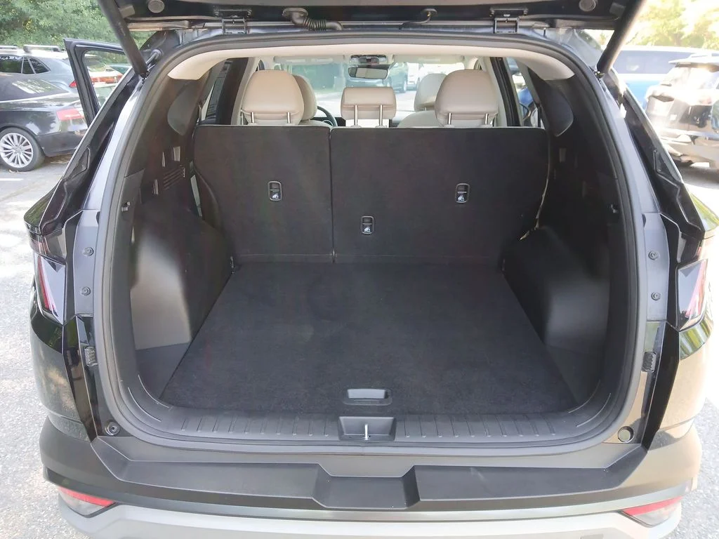 Used 2025 Black Hyundai SEL Convenience image 31