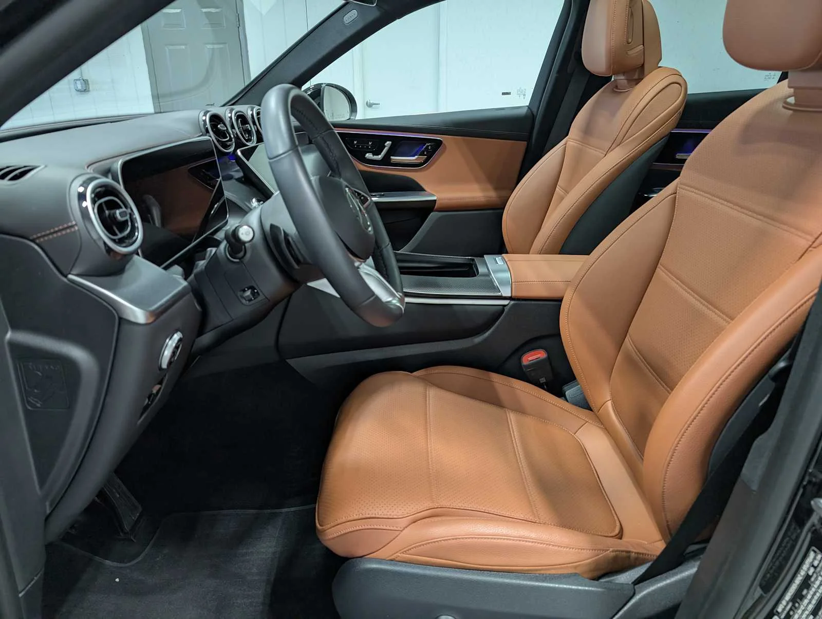 Used 2025 Black Mercedes-Benz GLC 300 image 4