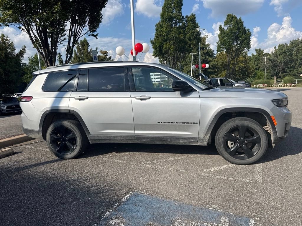 Used 2023 Silver Jeep Altitude image 2