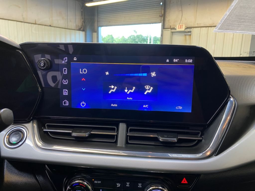 Used 2025 White Chevrolet LT image 38
